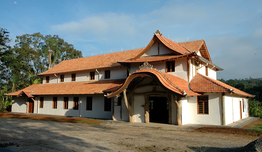 O Casarão do Chá foi construído pelo mestre-carpinteiro japonês Kazuo Hanaoka, no ano de 1942, para ser uma fábrica de chá.