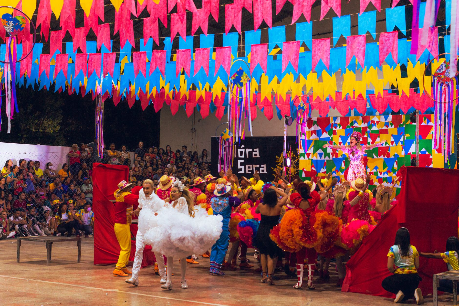 Quadrilha de festa junina sob bandeirinhas